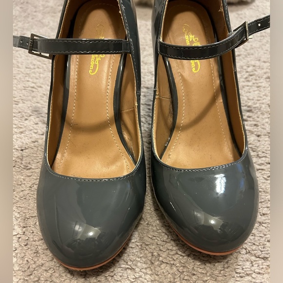 Grey patent leather Mary Jane’s, size 7.5 - Picture 2 of 4